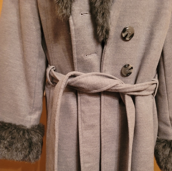Woman's coat - Picture 2 of 5
